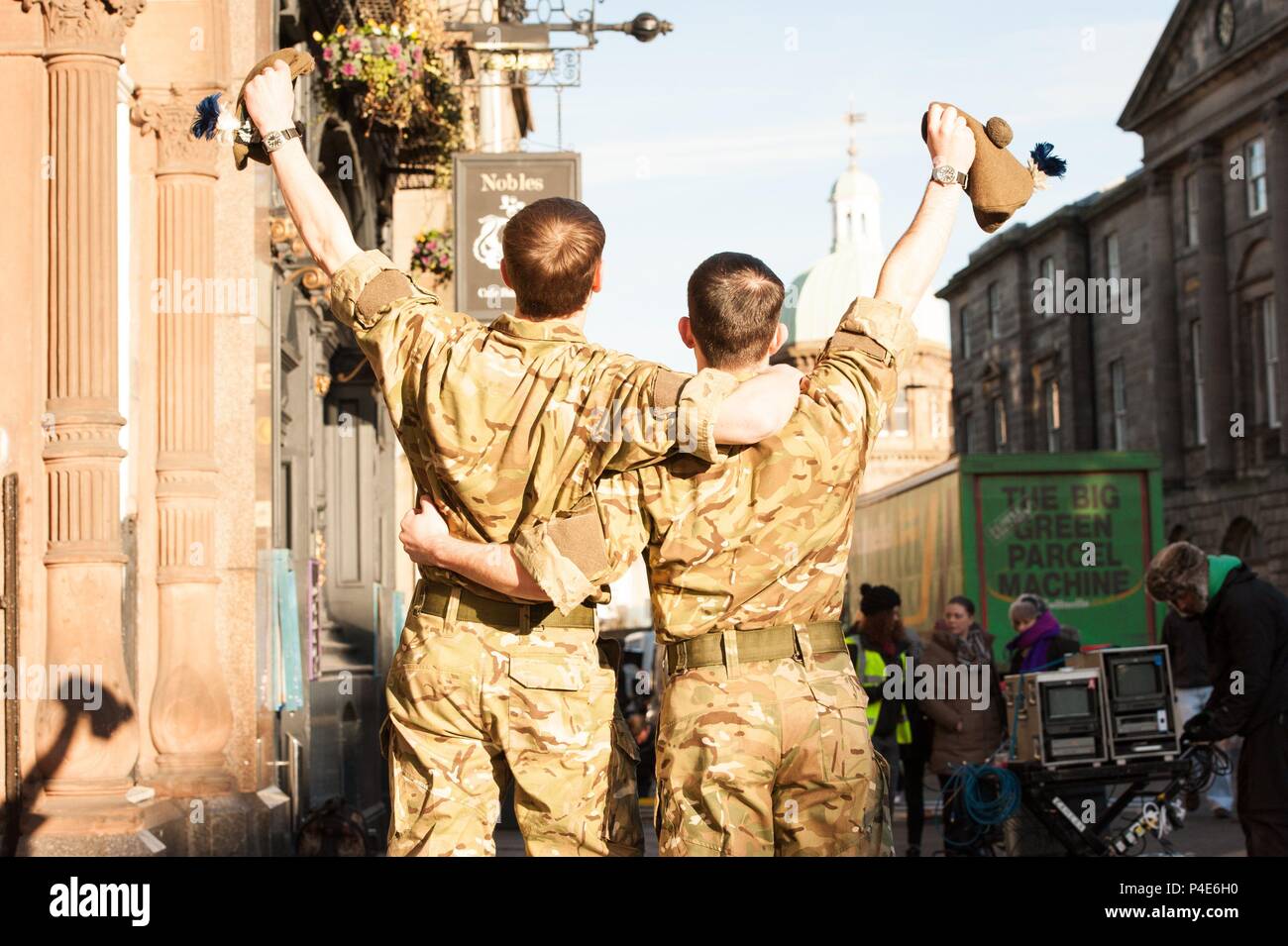 Original Film Titel: Sonnenschein am Leith. Englischer Titel: Sonnenschein am Leith. Regisseur: DEXTER FLETCHER. Jahr: 2013. Stars: George Mackay; KEVIN GUTHRIE. Credit: SCHWARZ CAMEL BILDER/DNA-FILME/Album Stockfoto