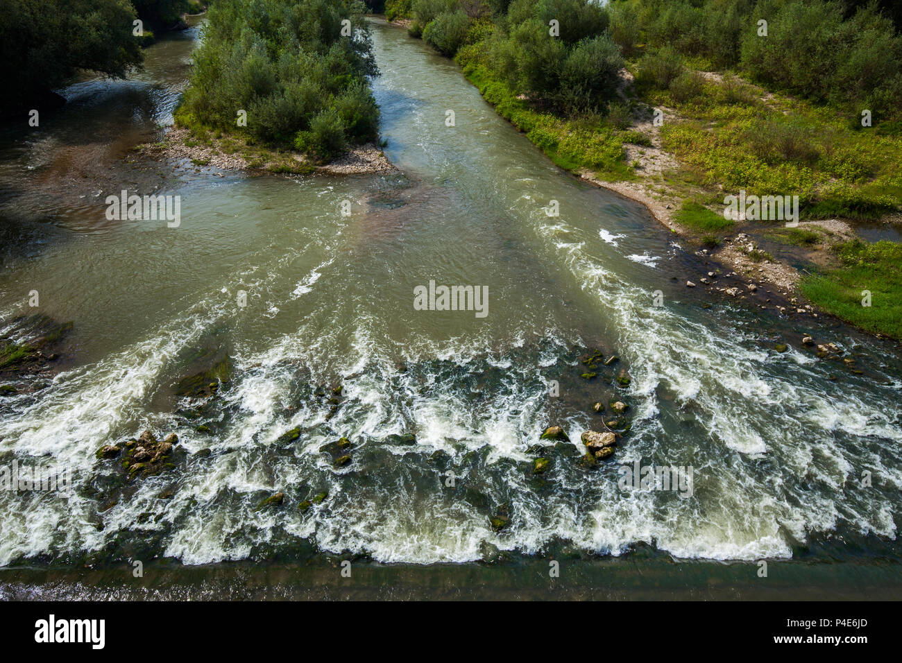 Schnell fließenden Fluss Blick von oben Stockfoto