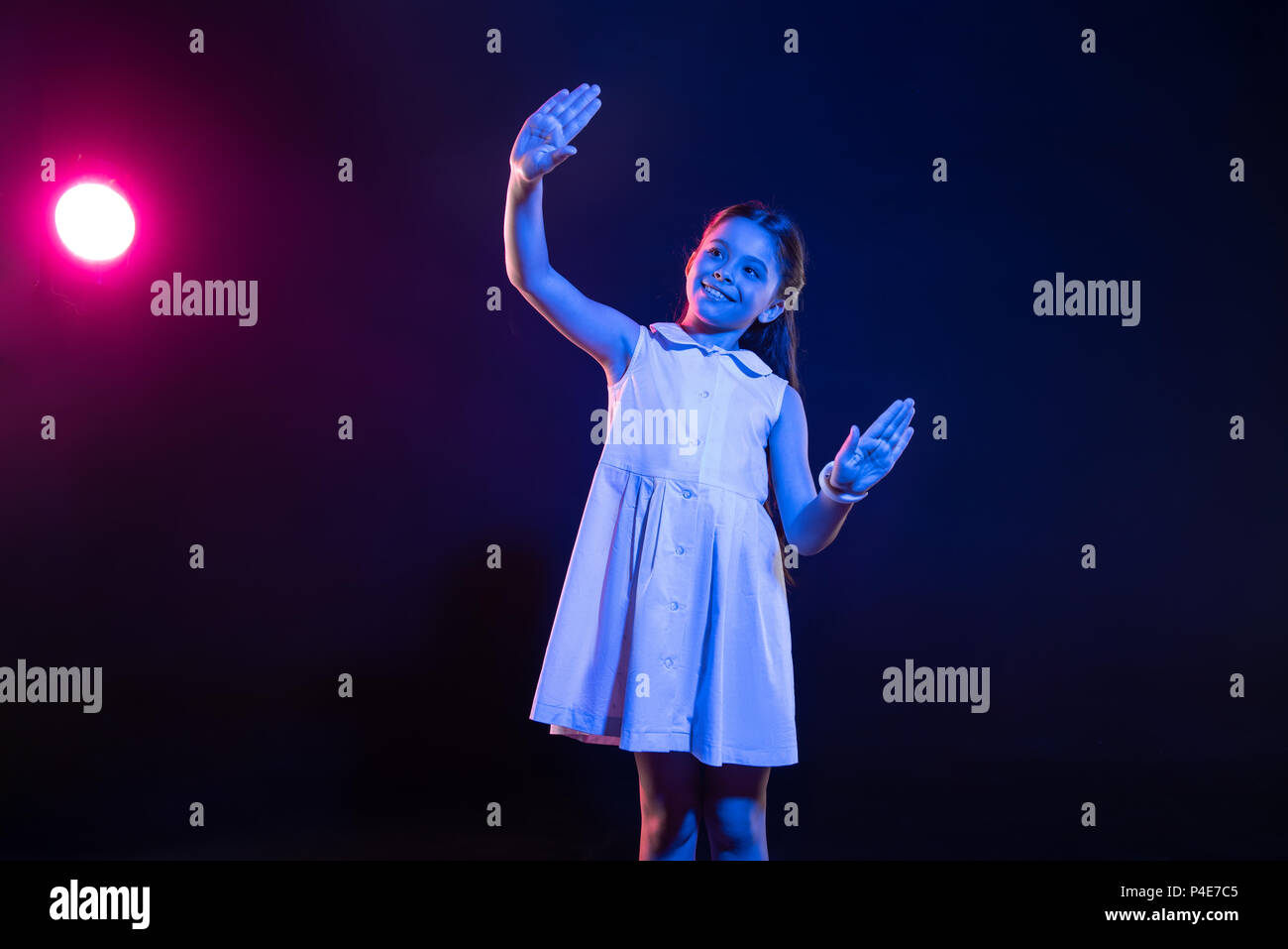 Alert schulmädchen Berühren einer imaginären Fenster Stockfoto