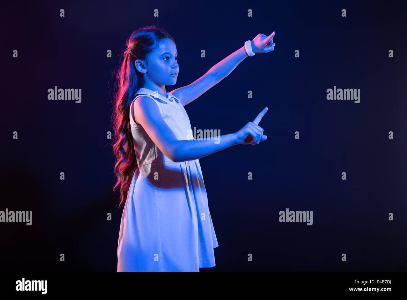 Schulmädchen drücken imaginäre Schaltflächen inspiriert Stockfoto
