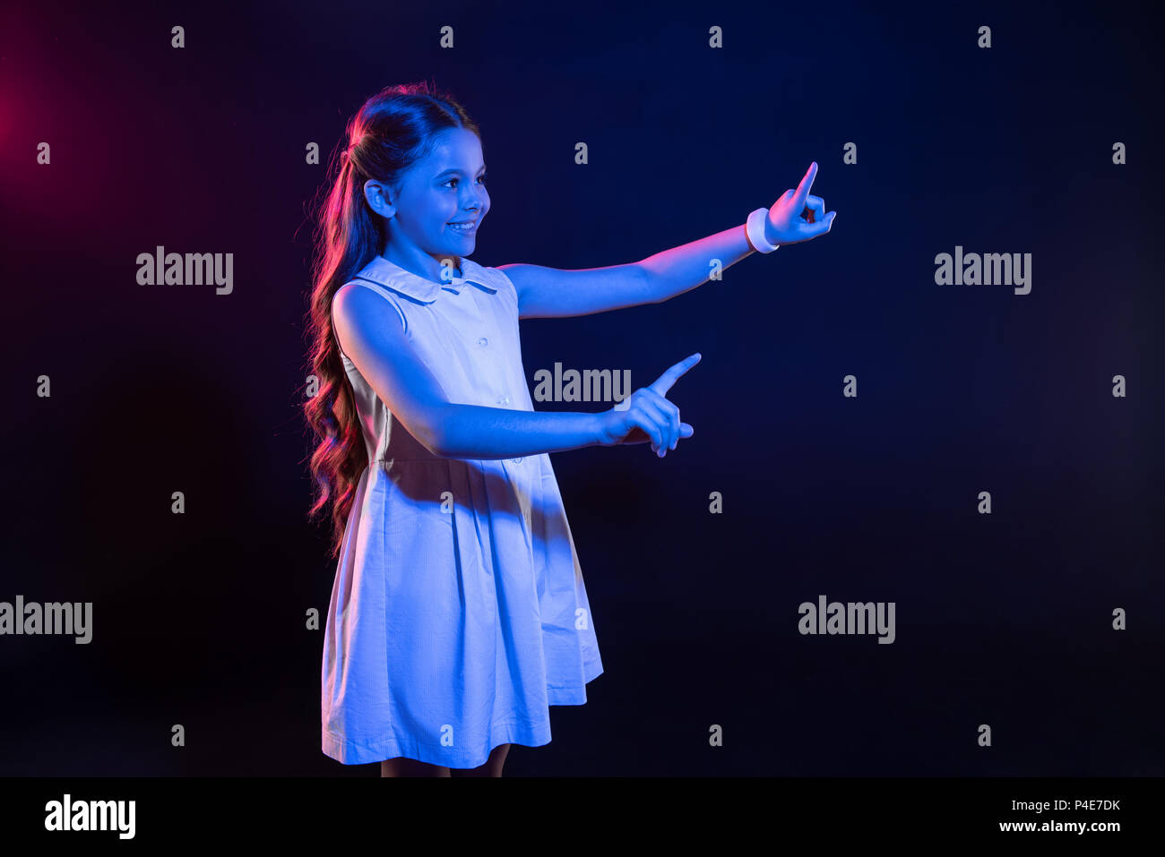 Inhalt Schulmädchen drücken imaginären Tasten Stockfoto
