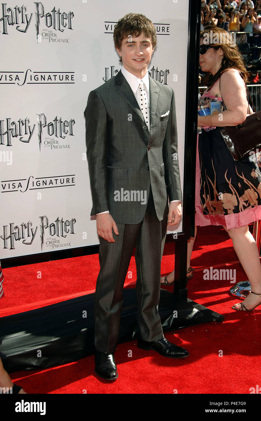Daniel Radcliffe am "Harry Potter und der Orden des Phönix Premiere auf der  Chinese Theatre in Los Angeles. in voller Länge Augenkontakt lächeln Anzug  und Krawatte 05 RadcliffeDaniel 05 Red Carpet Event,