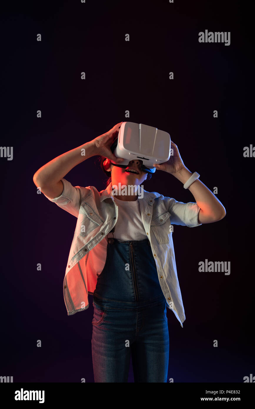 Inhalt Mädchen mit einem VR-Headset Stockfoto
