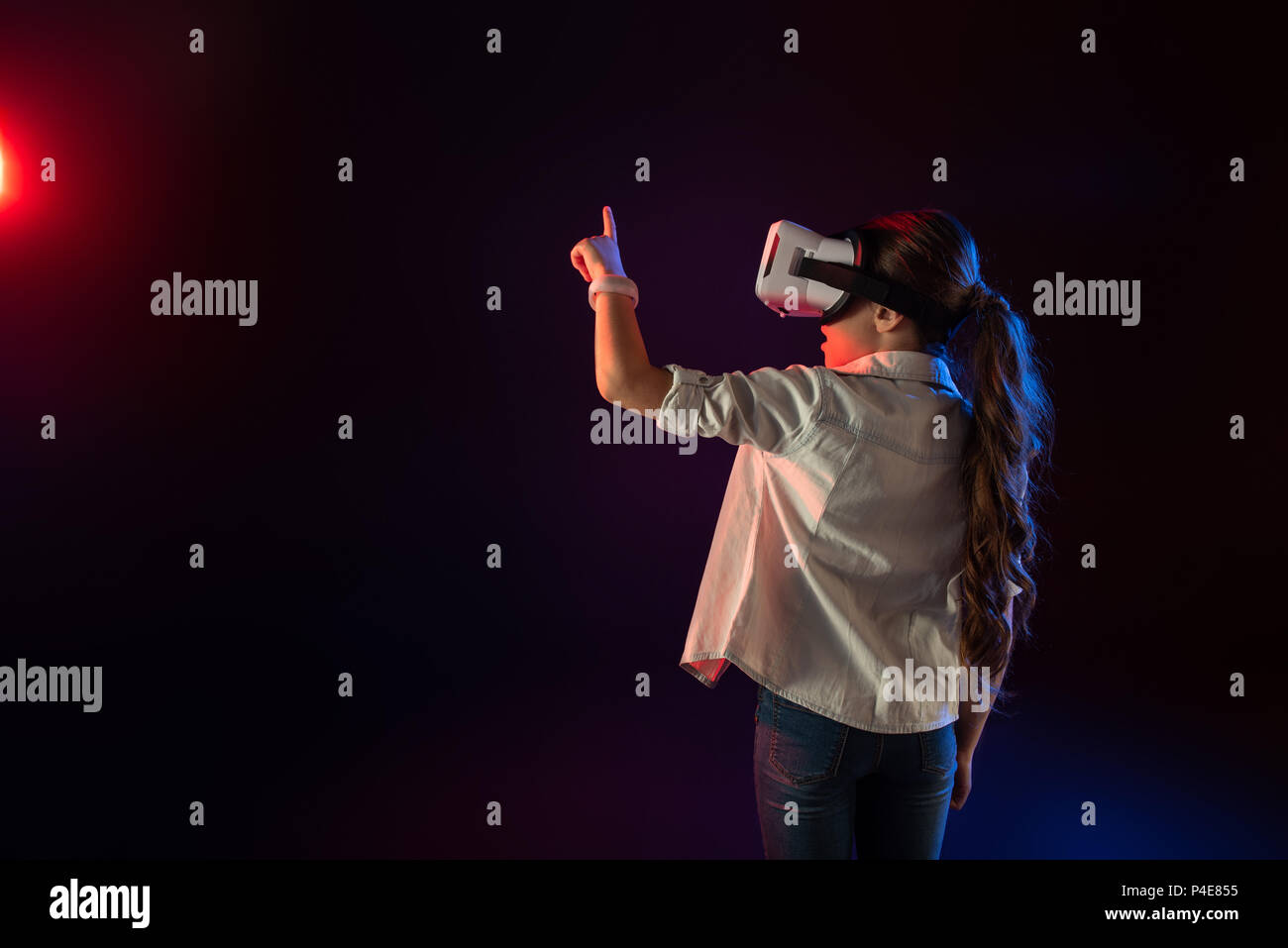 Schulmädchen trägt ein VR-Headset aufgeregt Stockfoto