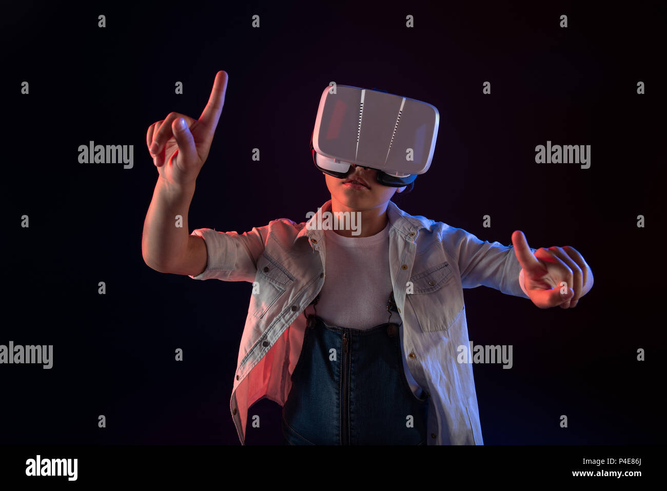 Konzentriert Schulmädchen trägt ein VR-Headset Stockfoto