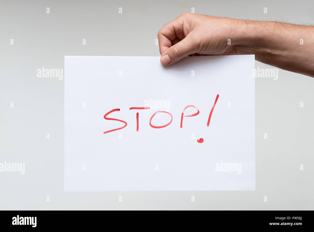 Das Wort Stop auf einem weißen Blatt Papier Stockfoto