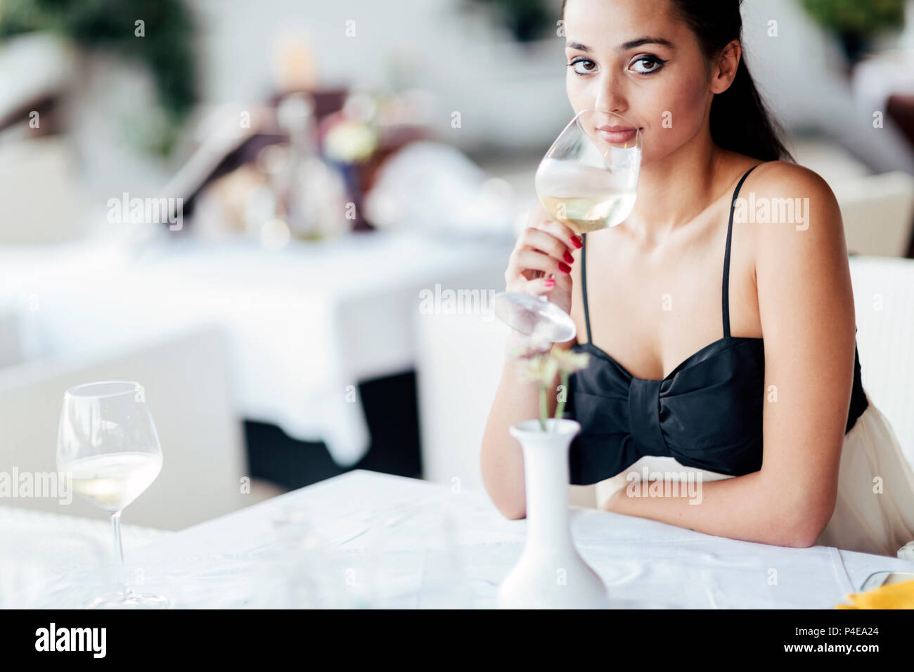 Schöne Frau Verkostung Wein Stockfoto