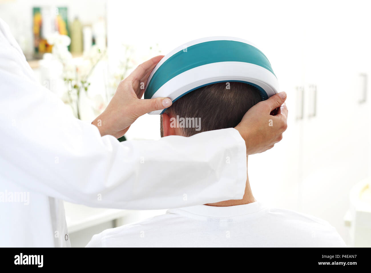 Laserbestrahlung der Kopfhaut. Pflege Behandlung für die Stärkung der Haarzwiebeln . Dermatologe. Behandlung gegen Haarausfall. Haarausfall bei Männern. Stockfoto