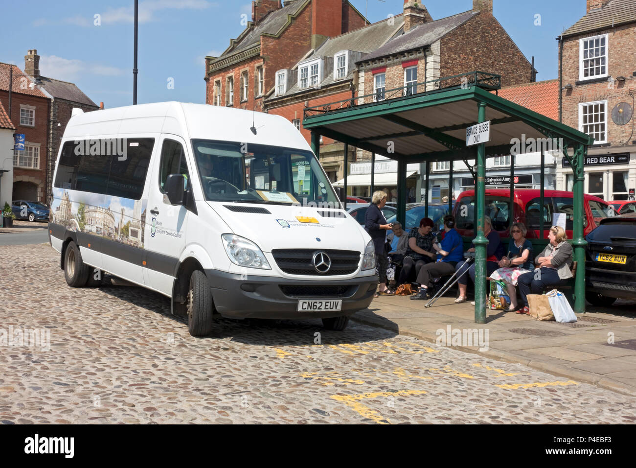 Der Minibus des North Yorkshire County Council wartet an der Bushaltestelle Thirsk North Yorkshire England UK GB Großbritannien Stockfoto