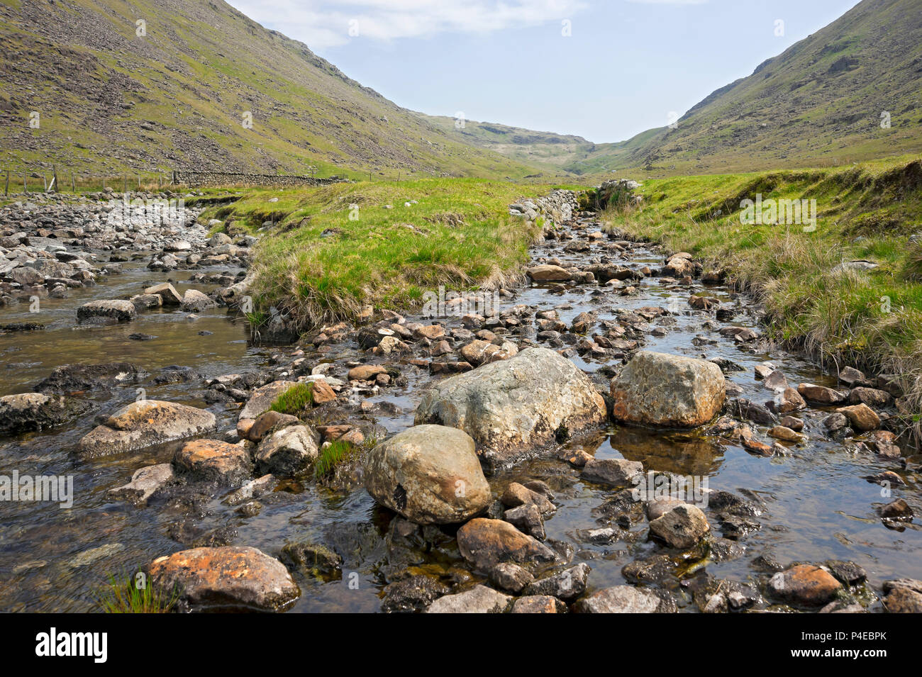 Blick vom Fluss Duddon entlang des Wrynose Pass Lake District National Park Cumbria England Vereinigtes Königreich GB Großbritannien Stockfoto