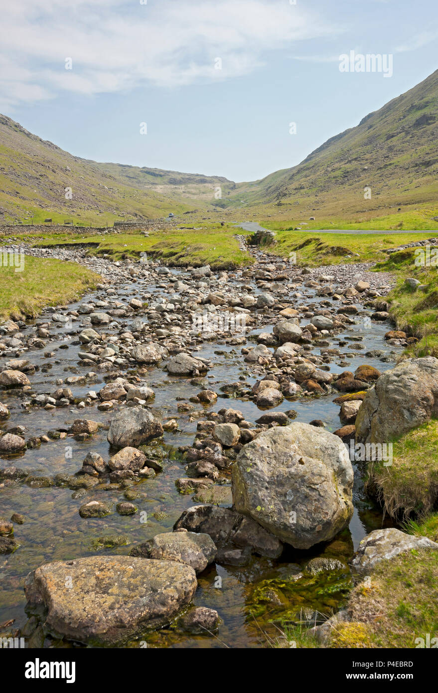 Blick vom Fluss Duddon entlang des Wrynose Pass Lake District National Park Cumbria England Vereinigtes Königreich GB Großbritannien Stockfoto