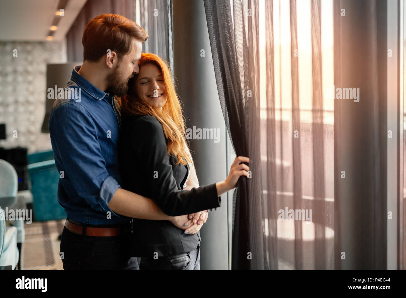 Mann umarmt Frau am Morgen Stockfoto