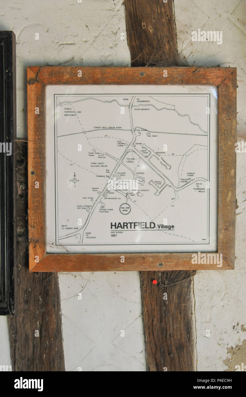 Hartfield Dorf Karte innerhalb einer braunen Holzrahmen, Kent, Großbritannien. Stockfoto