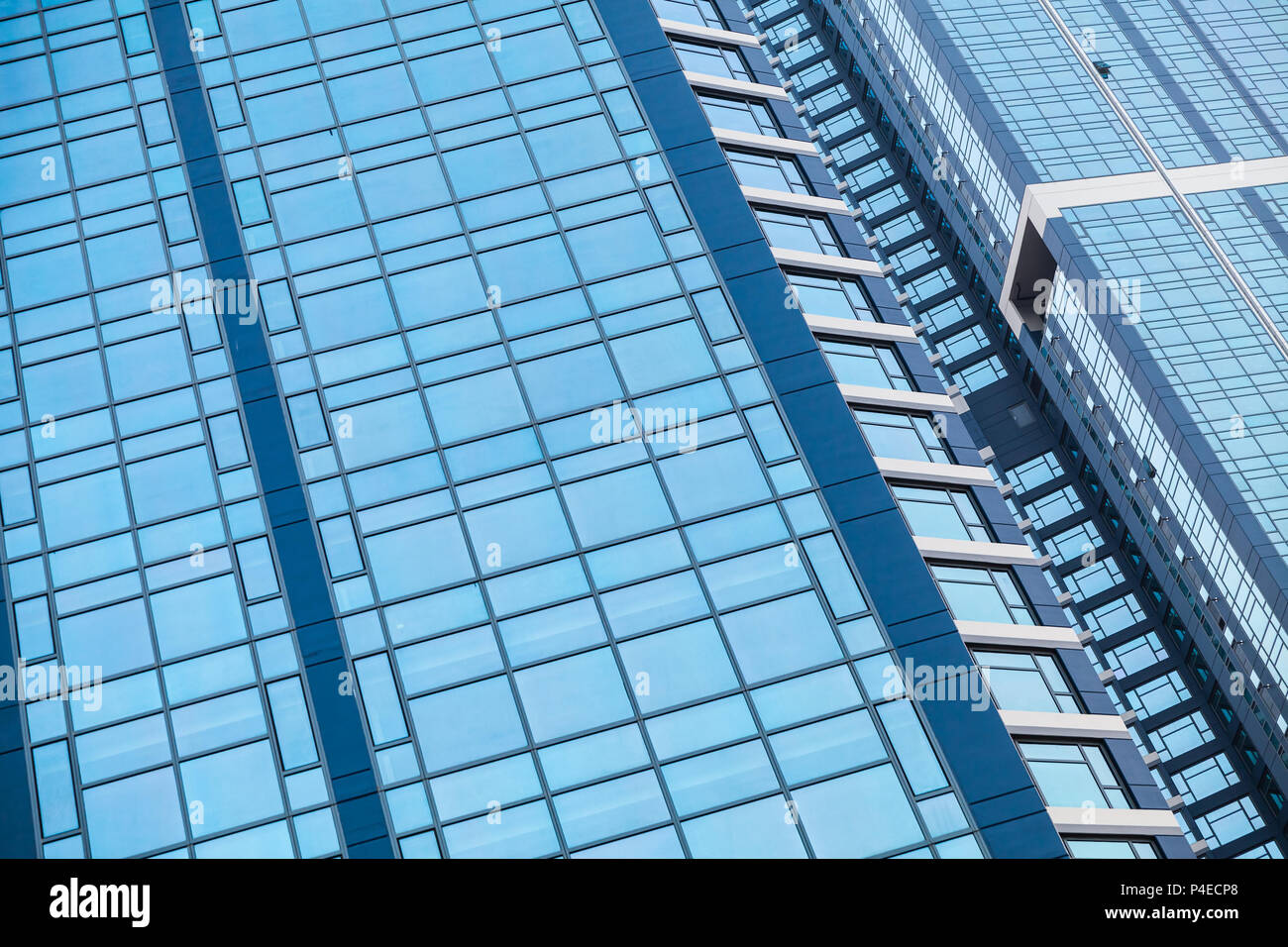 Abstrakte moderne architektonische Hintergrund, Wände aus blauem Glas und Stahl mit Reflexionen Stockfoto