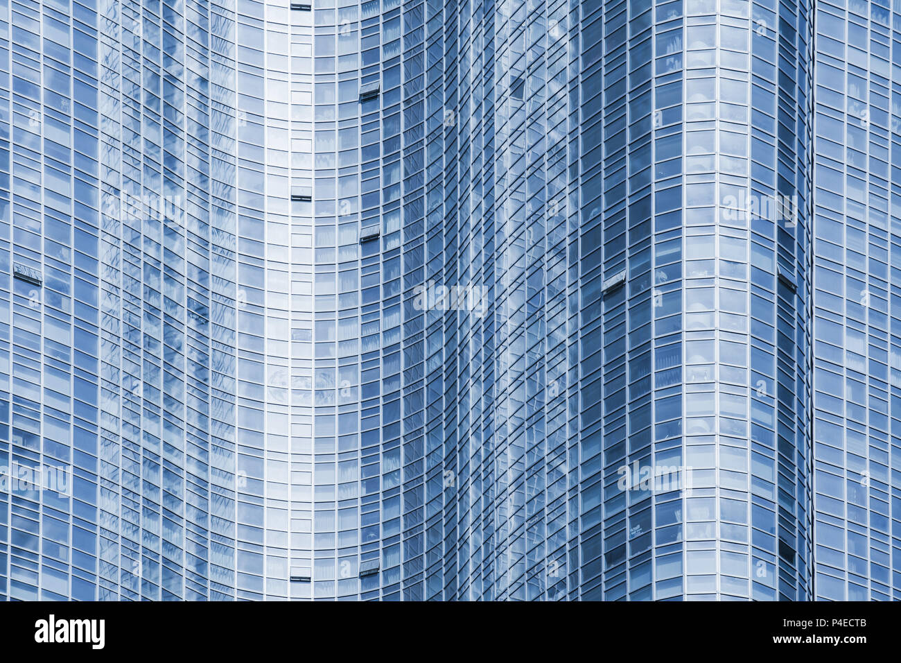 Abstrakte moderne architektonische Hintergrund Textur, Wände aus blauem Glas und Stahl mit Reflexionen Stockfoto