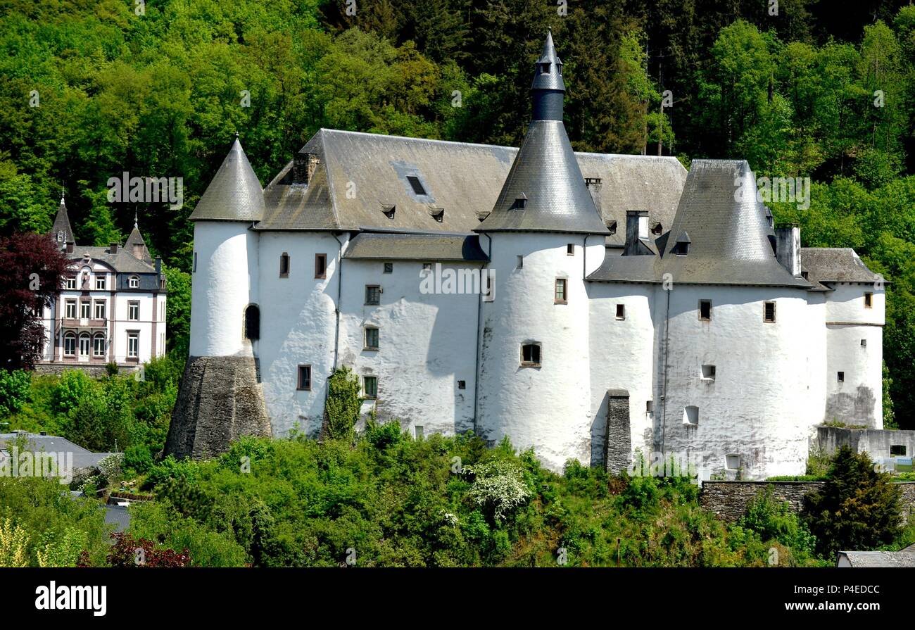 Das historische Schloss in der Mitte des kleinen Dorfes Clerf (Luxemburg), 09. Mai 2018. | Verwendung weltweit Stockfoto