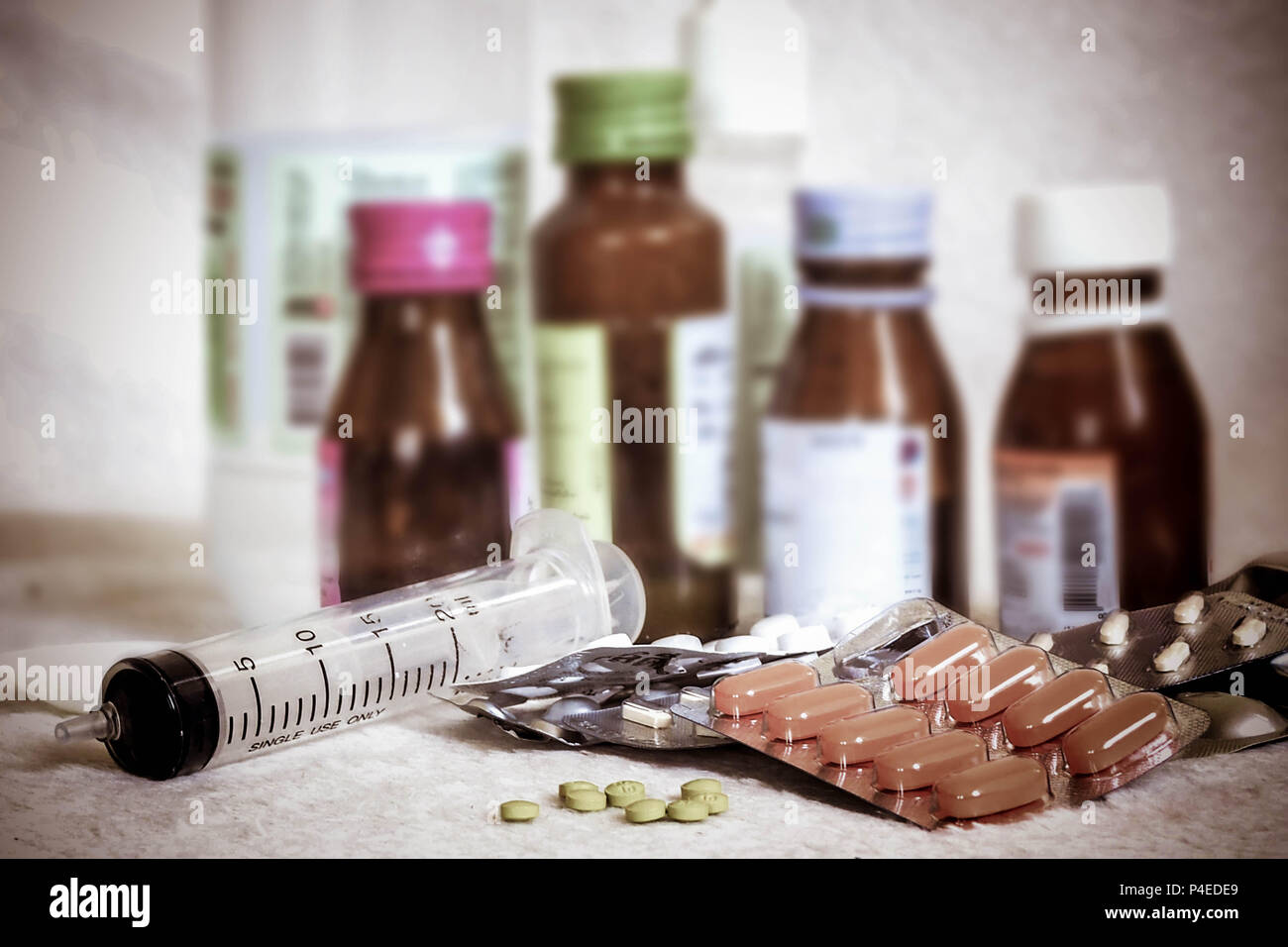 Verschiedenen Pillen und Tabletten auf weißem Hintergrund. Apotheke Thema. Das Hintergrundbild ist das Konzept der Medizin Flaschen, Medikation Ein Stockfoto