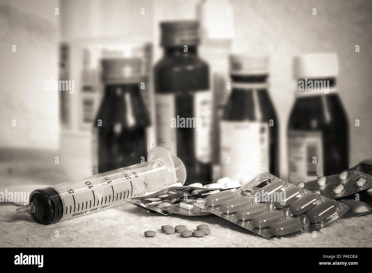 Verschiedenen Pillen und Tabletten in Schwarz & Weiß Stil. Apotheke Thema. Das Hintergrundbild ist das Konzept der Medizin Flaschen, Medikation und geg Stockfoto