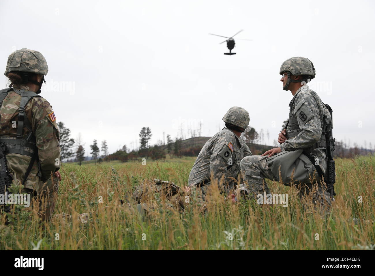 Us-Armee, die Ärzte von der 1077th Medizinische Gesellschaft (Ambulanz), Kansas Army National Guard, warten mit einem simulierten Unfall ein HH-60 M MEDEVAC Black Hawk Helikopter zu landen, während einer Messe Unfallversicherung Schulungsveranstaltung zur Unterstützung der Goldenen Coyote, Custer State Park, S.D., 16. Juni 2018. Die goldenen Coyote Übung ist eine dreiphasige, Szenario-driven Übung in den Black Hills von South Dakota und Wyoming, mit dem Kommandanten auf der Mission wesentliche Anforderungen der Aufgabe, Krieger Aufgaben und Übungen zu konzentrieren. (U.S. Armee Foto von Sgt. Gary Silverman) Stockfoto