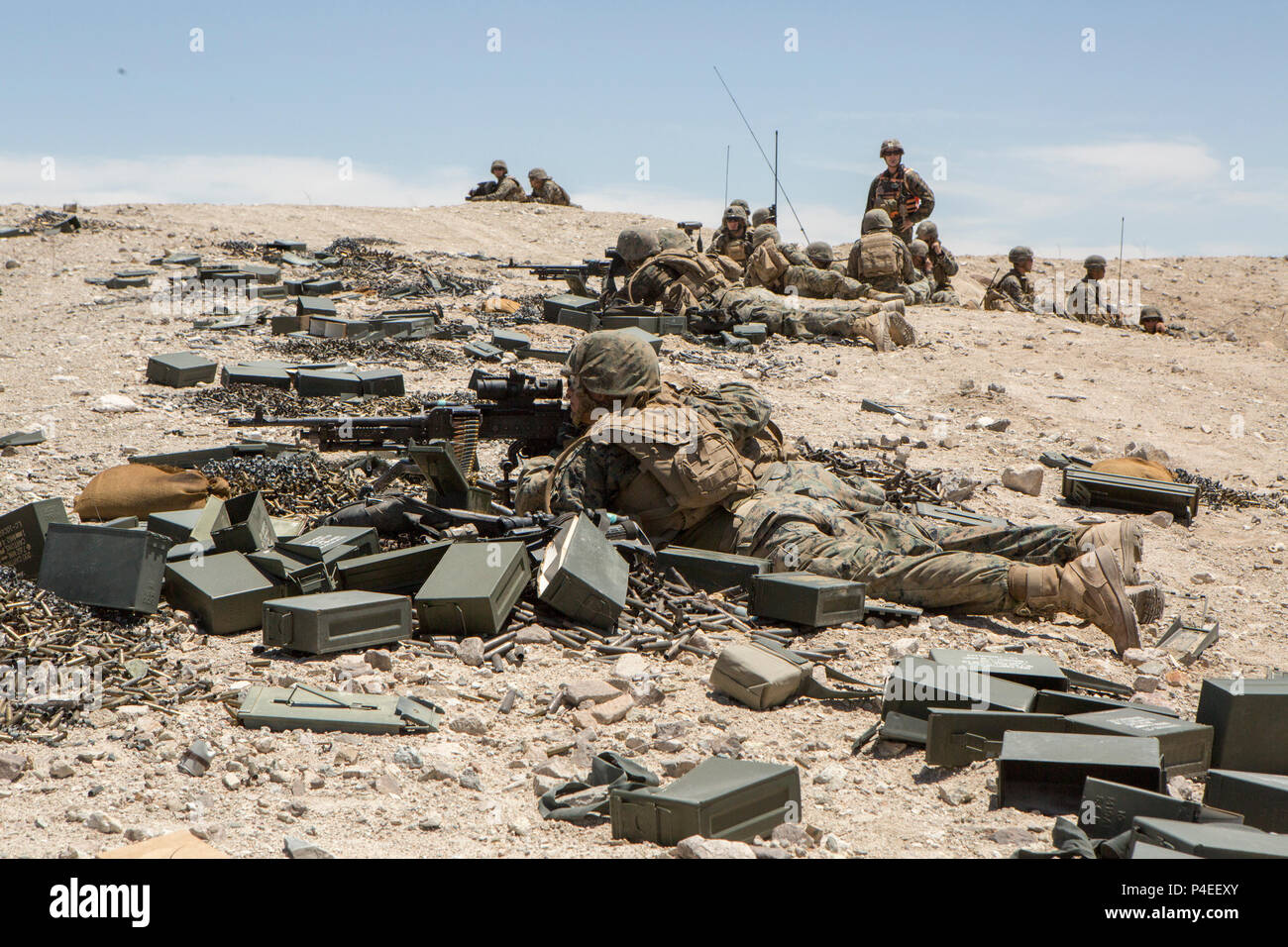 Finden Marines mit Firma A, 1st Bataillon, 23 Marine Regiment, 4 Marine Division, Feuer Ihrer M240 und M2 .50 Kaliber Maschinengewehre während einer Air Assault Kurs an integrierte Ausbildung Übung 4-18, an Bord der Marine Corps Air Ground Combat Center Twentynine Palms, Calif., 16. Juni 2018. ITX 4-18 bietet Marine Air-Ground Task Force Elemente eine Chance service durchzumachen - Ebene Kompetenzbewertungen, so dass Sie nahtlos mit Active Duty Marines im Falle von Krisen, erfordert eine schnelle Reaktion zu integrieren. (U.S. Marine Corps Foto von Cpl. Dallas Johnson/Freigegeben) Stockfoto