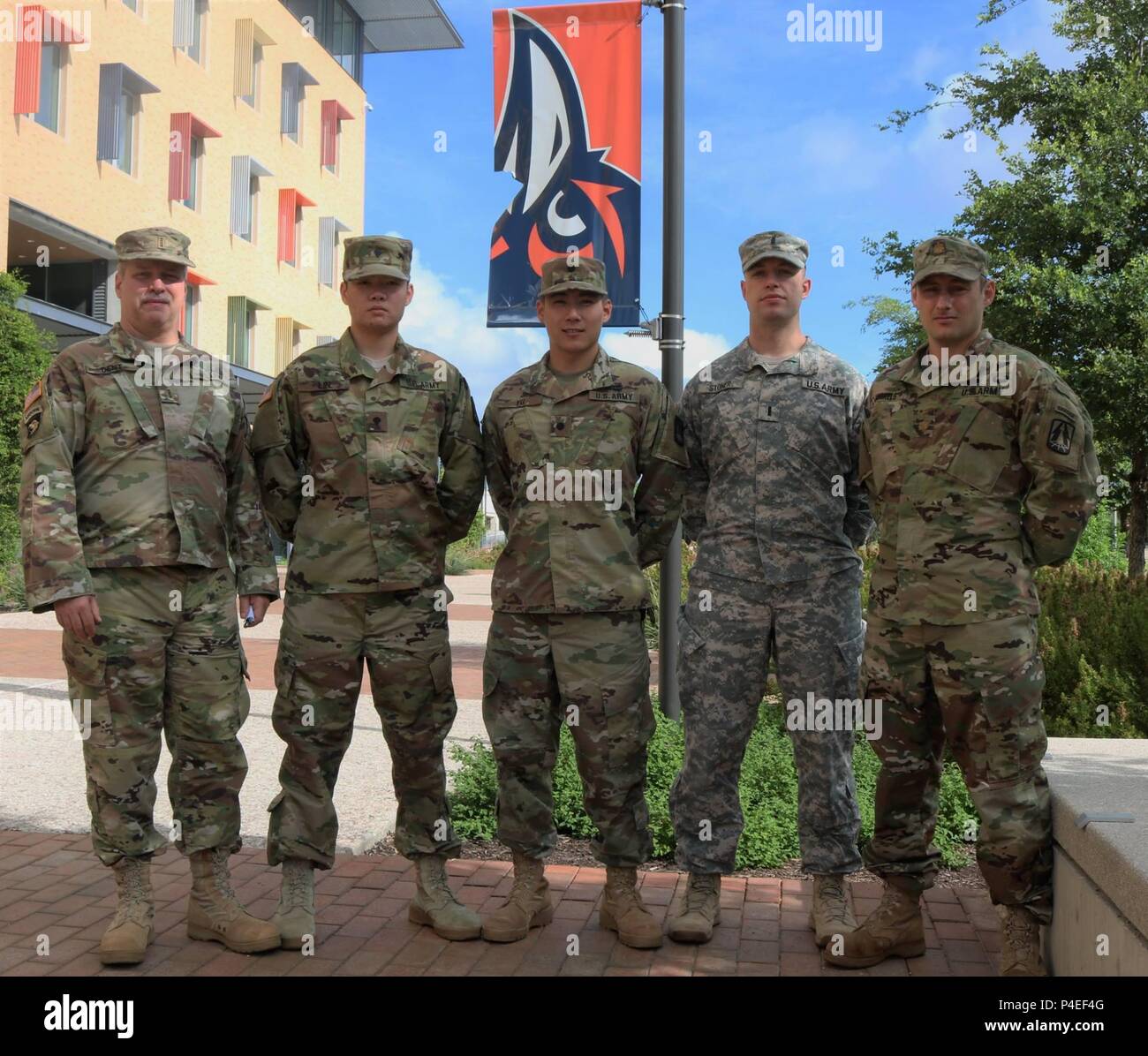 Diese Gruppe von US-Soldaten aus den westlichen und südwestlichen Cyber- Zentren, Army Reserve Cyber Operations Group (ARCOG), 335.- Signal (Theater), nahmen an der Cyber X-Games 2018, die von der ARCOG und der Universität von Texas in San Antonio (UTSA), bewirtet wurden offiziell als einer der drei Gewinner des Wettbewerbs 17. Juni an UTSA genannt. Die Cyber X-Games ist eine fünftägige Übung durch Militär und Wissenschaft Partnerschaften aus Untersuchung und Aufklärung der Cyber-Umgebung erleichtert, injizieren Sie die Erkennung und Reaktion, und leben Sie Rot/Blau Gruppenbildung. In diesem Jahr gam Stockfoto