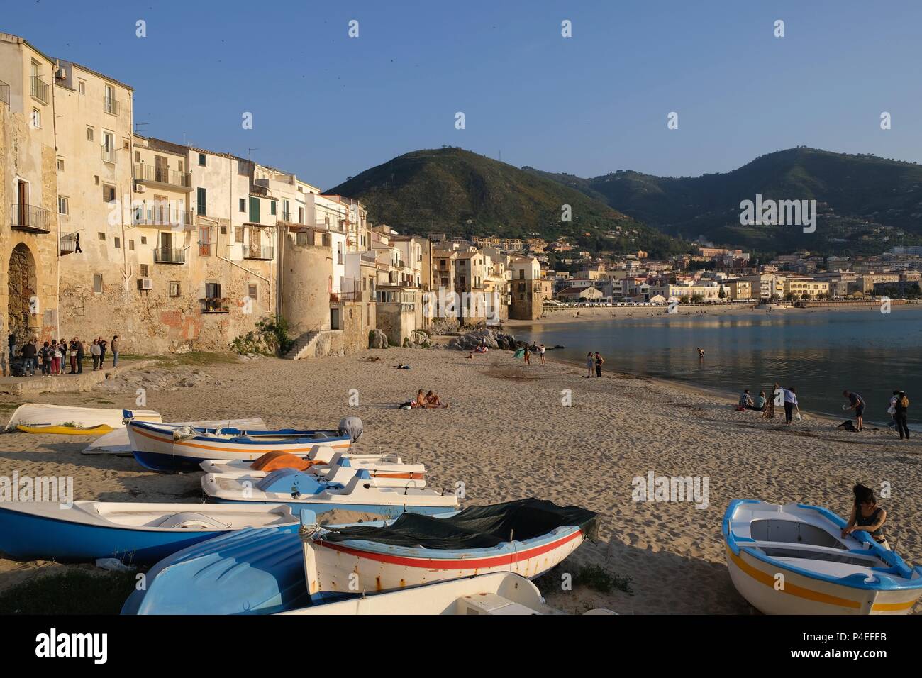 Schönen sizilianischen Badeort in CefalÃ¹ - hier die Altstadt Strand mit Häusern aus dem Mittelalter. Sizilien April 2018 | Verwendung weltweit Stockfoto