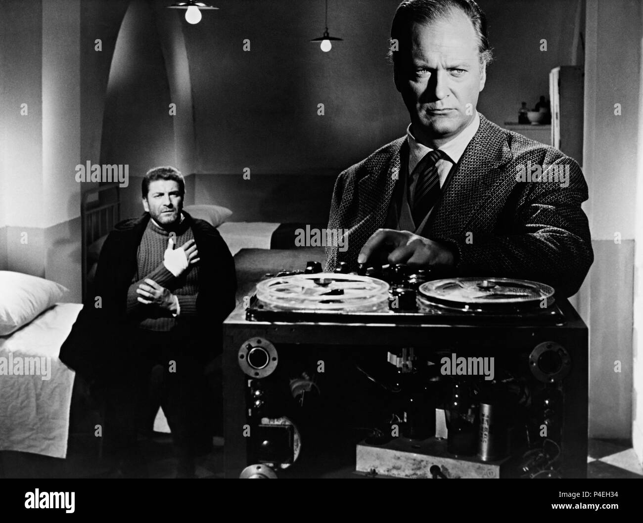 Original Film Titel: LONDRA CHIAMA POLO NORD. Englischer Titel: DAS HAUS DER INTRIGE. Film Regie: DUILIO COLETTI. Jahr: 1956. Stars: Curd Jürgens. Credit: MINERVA/Album Stockfoto Original Film Titel: LONDRA CHIAMA POLO NORD. Englischer Titel: DAS HAUS DER INTRIGE. Film Regie: DUILIO COLETTI. Jahr: 1956. Stars: Curd Jürgens. Credit: MINERVA/Album Stockfoto