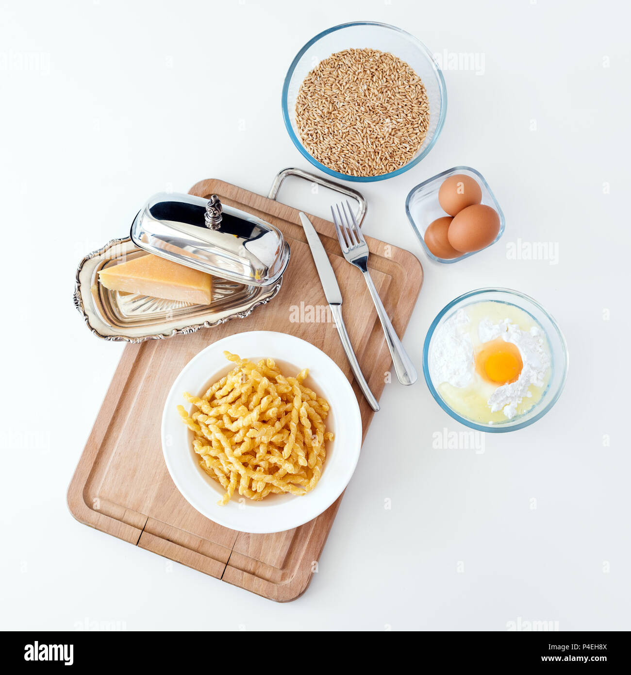 Italienische Bandnudeln von Hand gefertigt. Hausgemachte Spaghetti. Italienisches Essen. Mehl, Ei, Käse, Kochen Zutaten auf Holz- Schiefer und weiße Küche Stockfoto