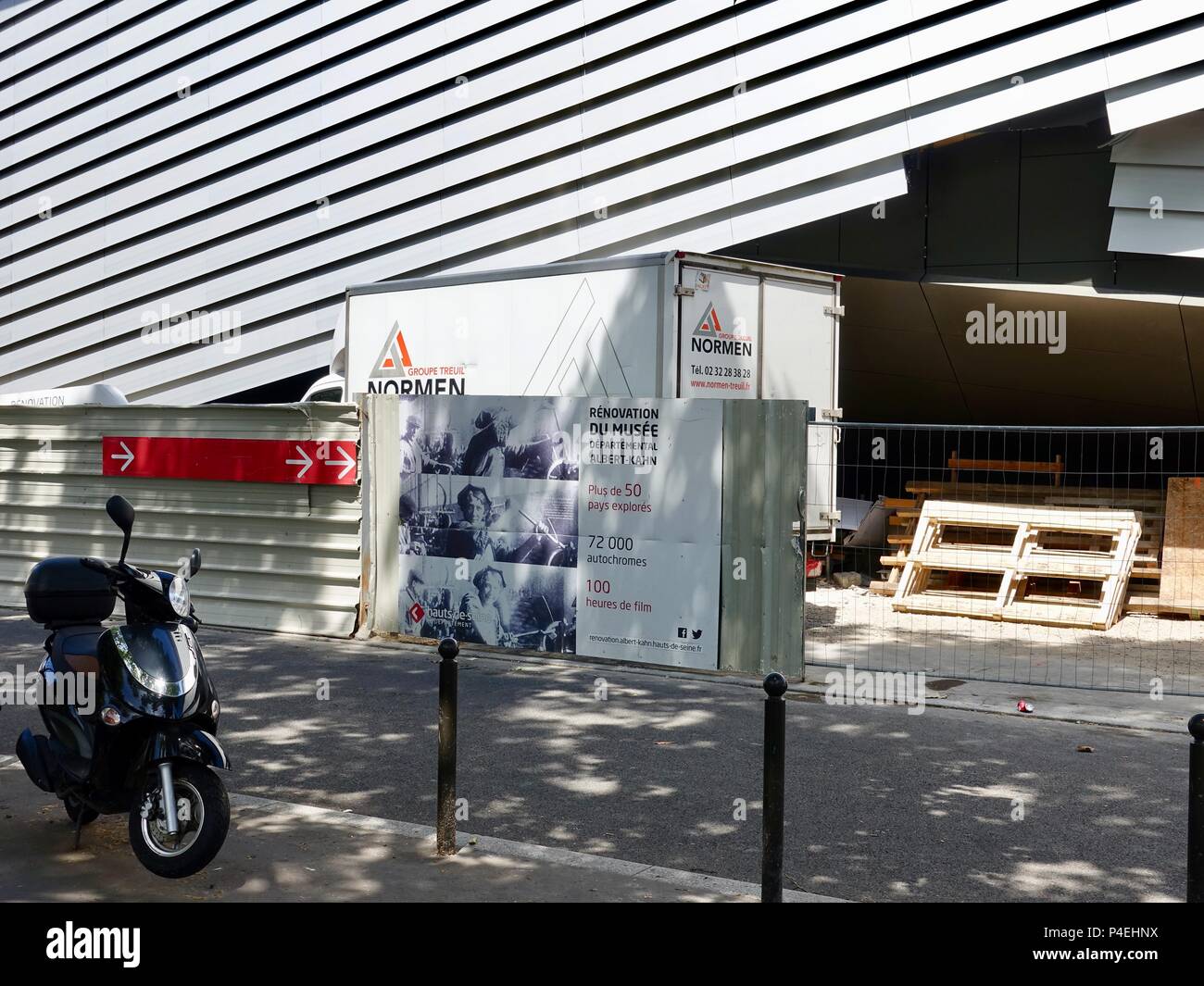 Baumaterialien auf der Seite der Alfred Kahn Museum unter Erweiterung und Renovierung im Juni 2018 Bologne-Billancourt, Frankreich Stockfoto