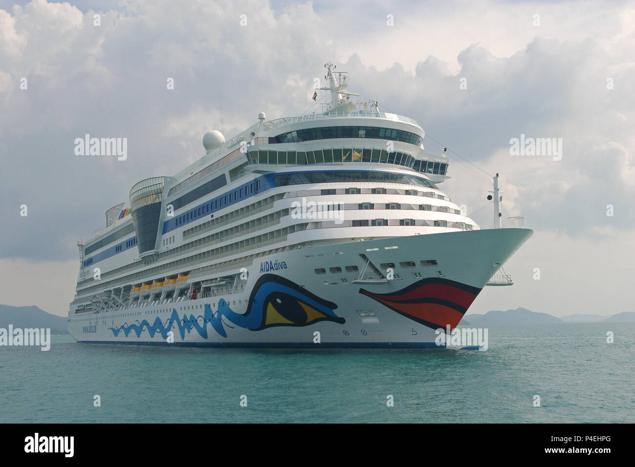 Na Thon, Koh Samui, Thailand, 12. Dezember 2012: Cruiseship AIDAdiva anchores in der reede vor der Westküste der Insel Koh Samui Stockfoto