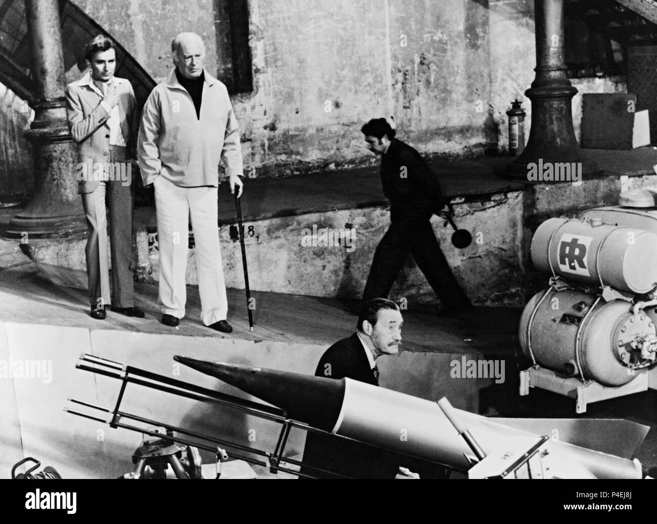 Original Film Titel: RAKETE X-GEHEIMAUFTRAG NEUTRONENBOMBE. Englischer Titel: RAKETE X: Die NEUTRONENBOMBE VORFALL. Regisseur: LESLIE MARTINSON. Jahr: 1978. Stars: Curd Jürgens; John CARRADINE. Credit: EICHBERG FILM/Album Stockfoto Original Film Titel: RAKETE X-GEHEIMAUFTRAG NEUTRONENBOMBE. Englischer Titel: RAKETE X: Die NEUTRONENBOMBE VORFALL. Regisseur: LESLIE MARTINSON. Jahr: 1978. Stars: Curd Jürgens; John CARRADINE. Credit: EICHBERG FILM/Album Stockfoto