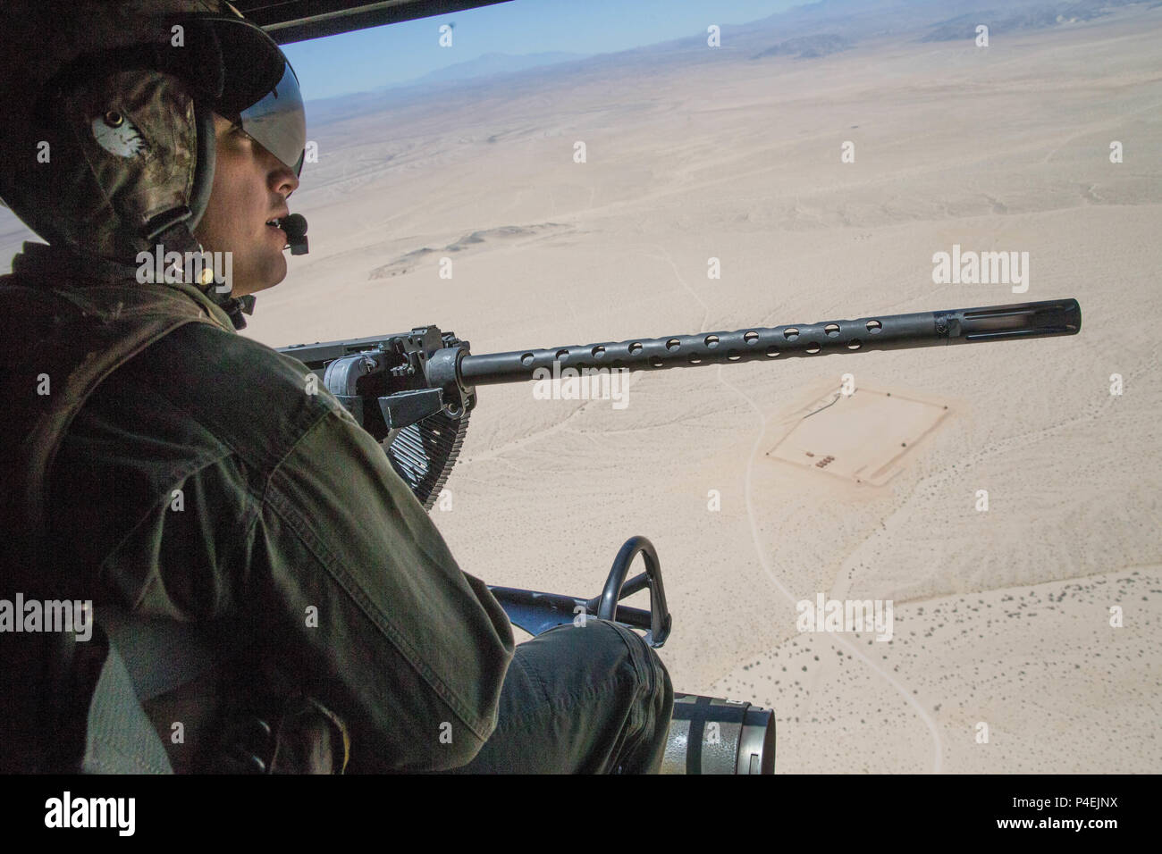 Sgt. Reyes Macedo, einem Hubschrauber Crew Chief mit Marine Light Attack Helicopter Squadron 775, Marine Flugzeuge Gruppe 41, 4 Marine Flugzeugflügel, erwirbt ein BDM, sowjetische Airborne amphibischen Schützenpanzer verfolgt, Ziel bei der Durchführung einer engen Air support Mission, während integrierte Ausbildung Übung 4-18 bei Marine Corps Air Ground Combat Center Twentynine Palms, Calif., 18. Juni 2018. HMLA-775, auch bekannt als "kojoten" zur Verfügung, sofern Air Combat element Unterstützung für Marine Air Ground Task Force 23 während ITX 4-18. (U.S. Marine Corps Foto von Lance Cpl. Samantha Schwoch/freigegeben) Stockfoto