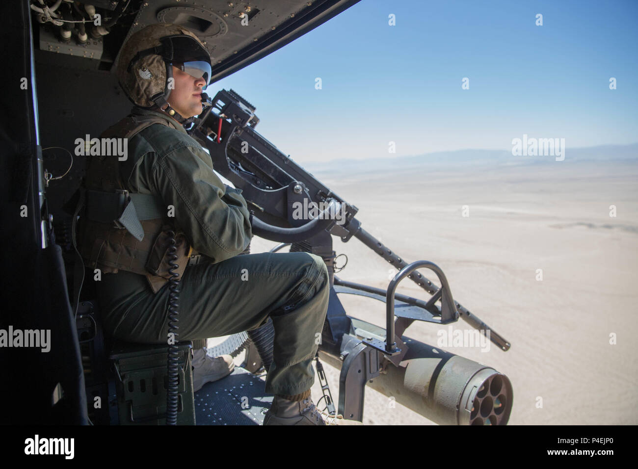 Sgt. Reyes Macedo, einem Hubschrauber Crew Chief mit Marine Light Attack Helicopter Squadron 775, Marine Flugzeuge Gruppe 41, 4 Marine Flugzeugflügel, erwirbt ein BDM, eine sowjetische Airborne amphibischen Schützenpanzer verfolgt, Ziel bei der Durchführung einer engen Air support Mission, während integrierte Ausbildung Übung 4-18 bei Marine Corps Air Ground Combat Center Twentynine Palms, Calif., 18. Juni 2018. HMLA-775, auch bekannt als "kojoten", vorausgesetzt Air Combat element Unterstützung für Marine Air Ground Task Force 23 während ITX 4-18. (U.S. Marine Corps Foto von Lance Cpl. Samantha Schwoch/freigegeben) Stockfoto