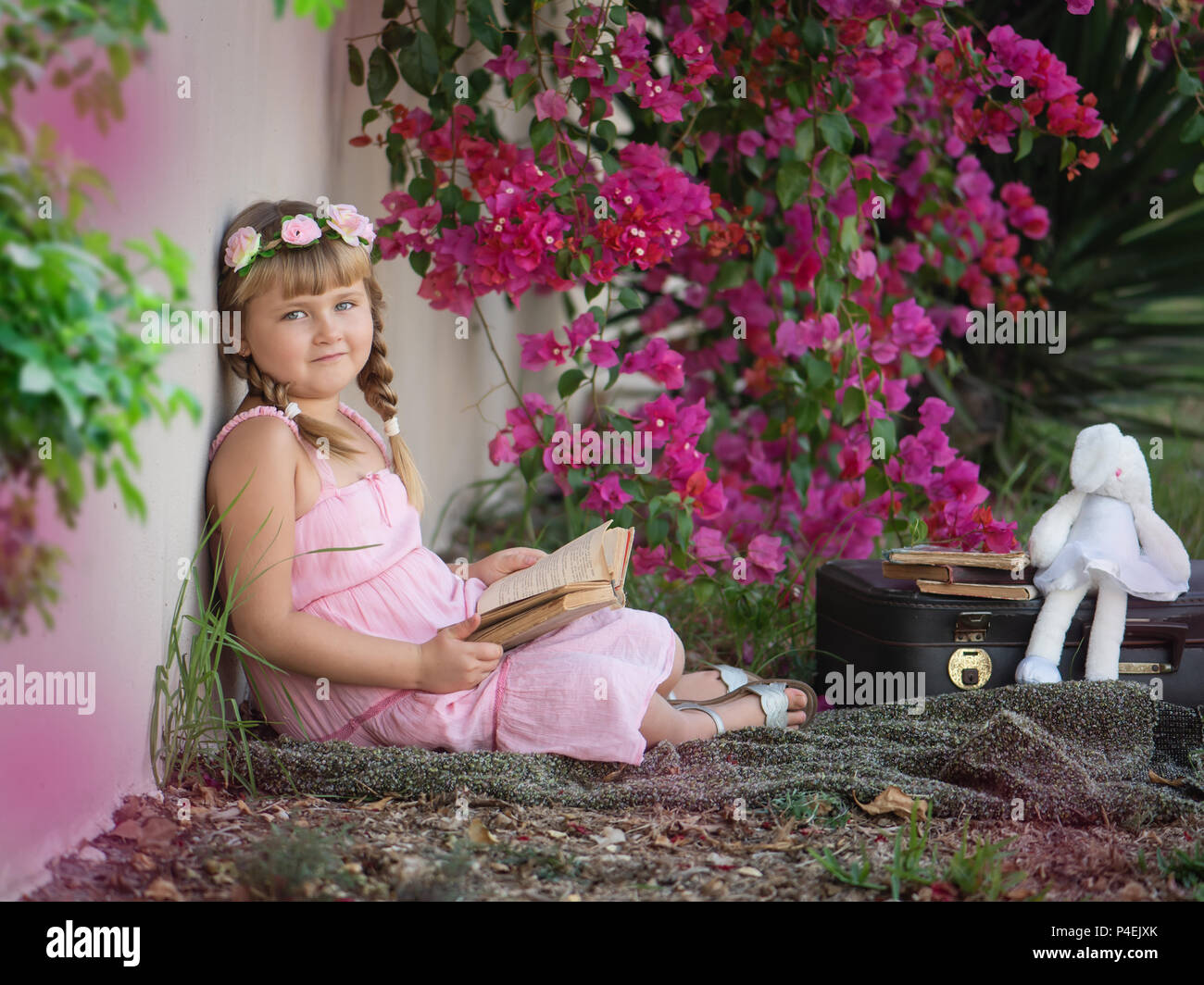 Kleines Mädchen mit einem Buch in den Park Stockfoto