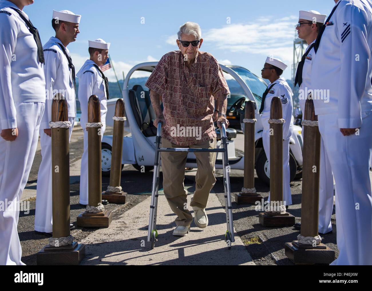 180619-N-NU 281-0074 Pearl Harbor (19. Juni 2018) pensionierte Chief's Bootsmann Mate und Pearl Harbor überlebenden Ray Emory ist Ehren durch die sideboys während einer Abschiedszeremonie inne, bevor er fährt Hawaii mit Familie zu werden. Emory war verantwortlich für die Identifizierung von unbekannten Service Mitglieder in den Angriff auf Pearl Harbor, die in namenlosen Massengräbern wurden getötet. (U.S. Marine Foto von Mass Communications Specialist 2. Klasse Justin Pacheco) Stockfoto