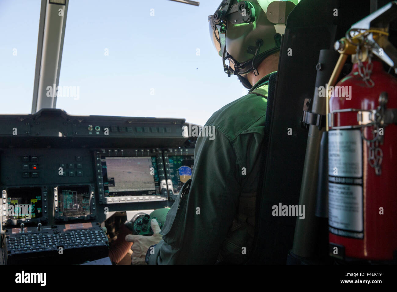 Maj. Bret Morriss, Ein UH-1Y Venom Pilot mit Marine Light Attack Helicopter Squadron 775, Marine Flugzeuge Gruppe 41, 4 Marine Flugzeugflügel, erwirbt ein Ziel während einer Schließung air support Mission, an integrierten Übung 4-18 bei Marine Corps Air Ground Combat Center Twentynine Palms, Calif., 18. Juni 2018. HMLA-775, auch bekannt als "kojoten", vorausgesetzt Air Combat element Unterstützung für Marine Air Ground Task Force 23 während ITX 4-18. (U.S. Marine Corps Foto von Lance Cpl. Samantha Schwoch/freigegeben) Stockfoto