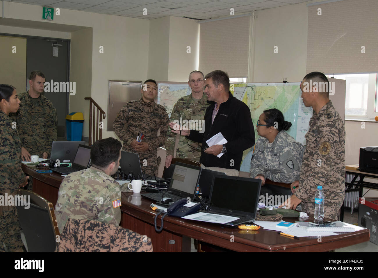 Pelle Rosdahl, Friedenssicherung Experte, arbeitet mit der Multinationalen Steuerung der unteren Operations Center Personal, wie man die höheren Steuern Operationen reagieren center Anfragen während Khaan Quest 18 auf fünf Hügeln, Mongolei, 17. Juni 2018. Der Zweck der KQ 18 zu Getreide Vereinten Nationen Schulung und Zertifizierung für die Teilnehmer durch die Durchführung von realistischen friedensunterstützenden Operationen umfassen die Erhöhung und Verbesserung der UN-PKO Interoperabilität und militärischen Beziehungen zwischen den teilnehmenden Nationen. (U.S. Army National Guard Foto von Sgt. Heidi Kroll) Stockfoto