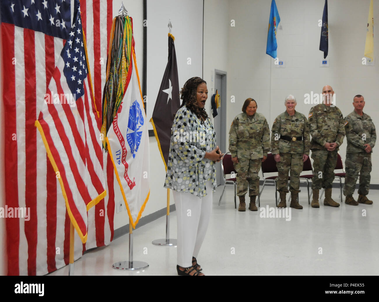 Us-Armee finden Col. Todd Traver das Kommando der Armee medizinische Abteilung professionelles Management Befehl von Oberst Regina Powell, der scheidende Kommandeur, die während eines Befehls Zeremonie von Armee finden Medizinische Befehl kommandierender General, Generalmajor Maria Link, am Montag, 18. Juni 2018 in Forest Park, Georgia. Die Änderung des Befehls Zeremonie symbolisiert die Fortsetzung der Führung und der Einheit Identität trotz des Wechsels der jeweils zuständigen Behörde. Es stellt auch die Übertragung der Macht von einem Führer zu einem anderen; das Bestehen der zeremoniellen Flagge von ausgehenden zu eingehenden Komma Stockfoto