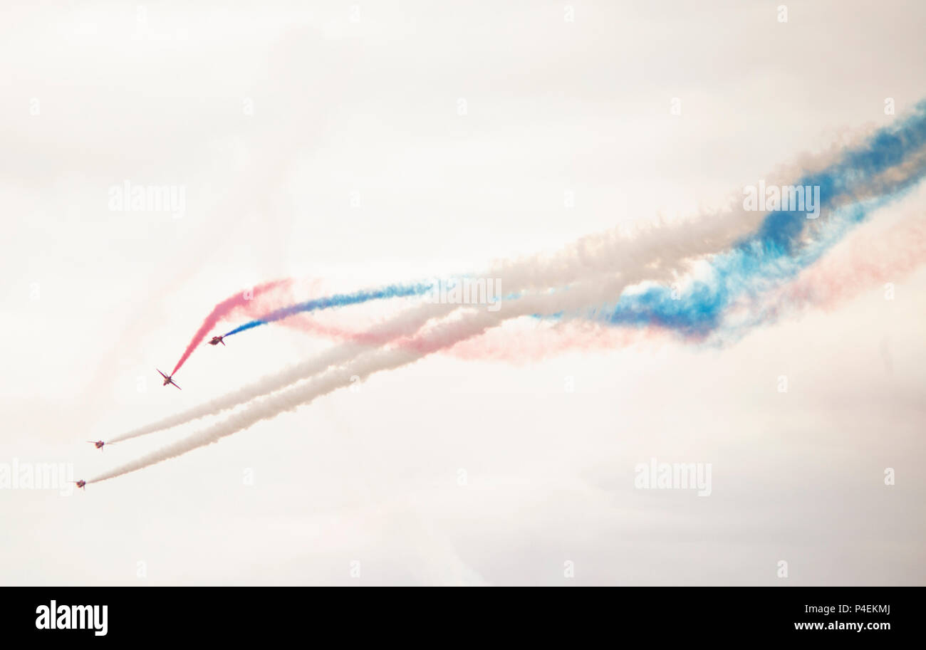 GREAT YARMOUTH, Norfolk, England - 17. Juni 2018: die Red Arrows RAF display Team paint den Himmel in patriotische Farben in Great Yarmouth erste Luft sho Stockfoto