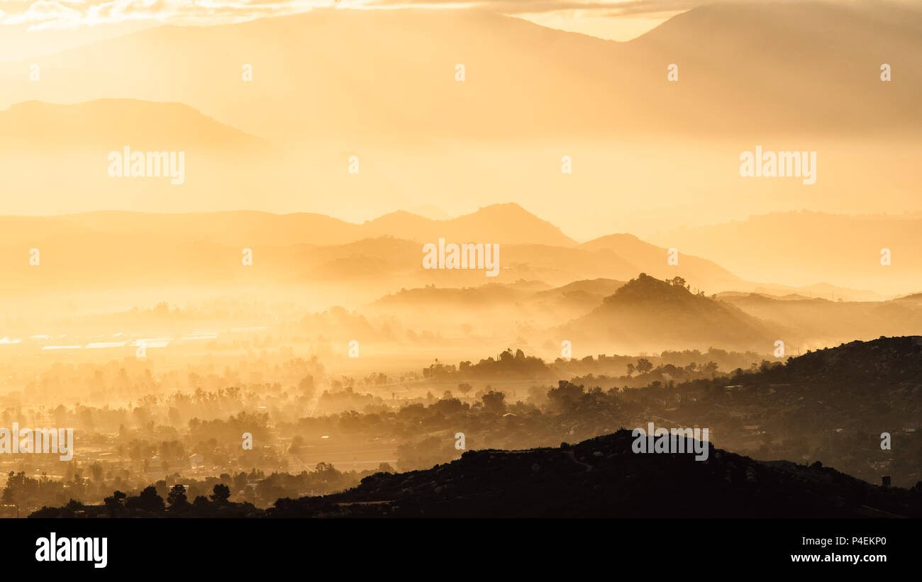 Neblige Aussicht auf das Tal vom Mt Woodson bei Sonnenaufgang, Ramona, Kalifornien, USA Stockfoto