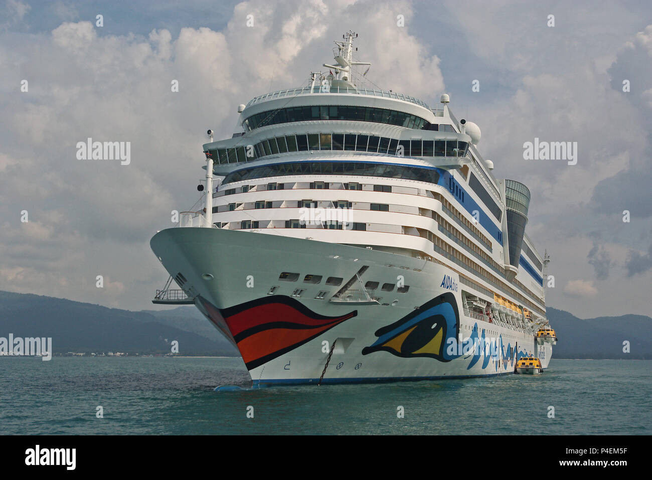 Na Thon, Koh Samui, Thailand, 12. Dezember 2012: Cruiseship AIDAdiva anchores in der reede vor der Westküste der Insel Koh Samui Stockfoto