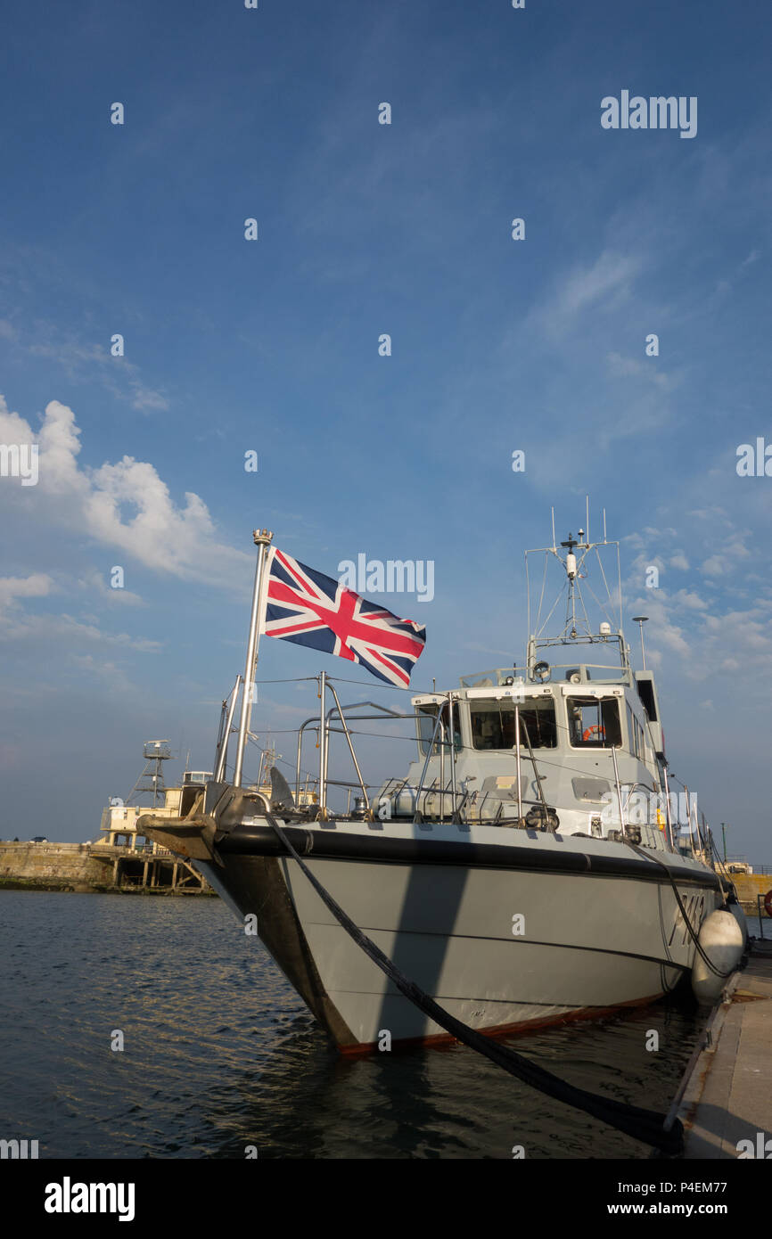 Bow View der Union Jack fliegen auf Archer Class Patrol Schiff HMS Express P163 in Ramsgate, Großbritannien Stockfoto