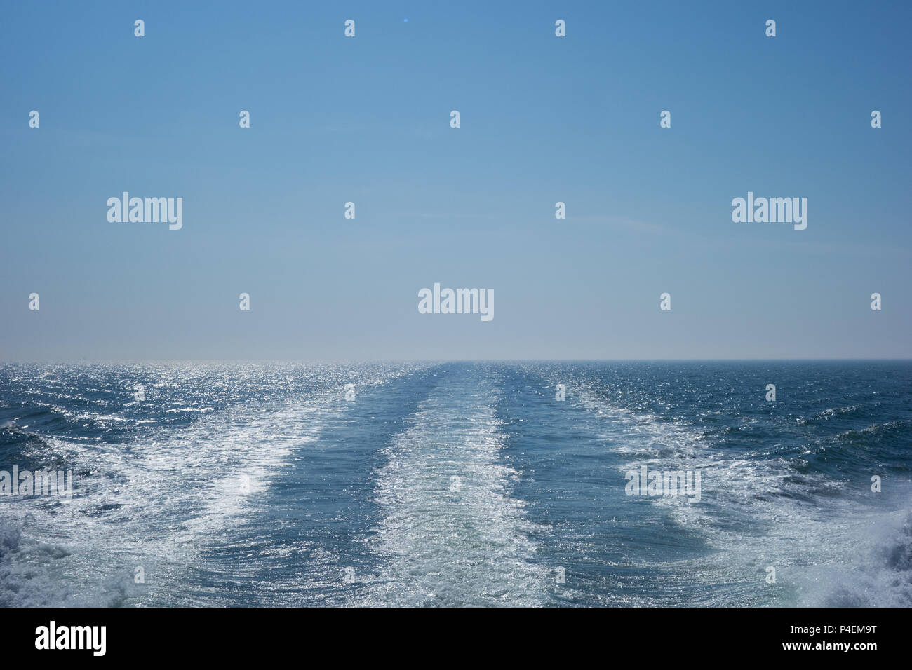 Hinterlassen hinter einem Schiff in der Nordsee Stockfoto