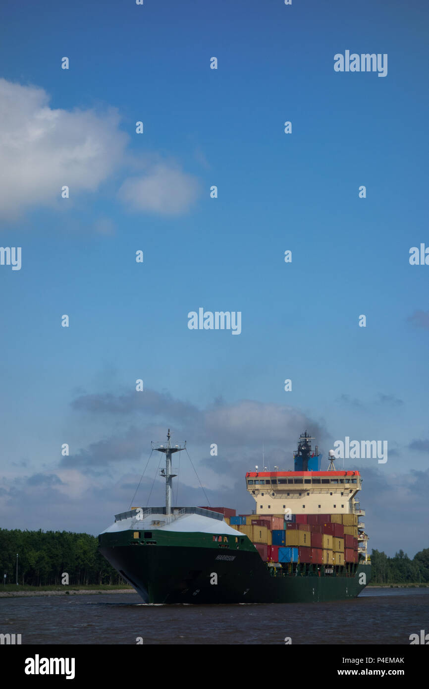 Ein großes Containerschiff auf der Durchfahrt durch den Nord-Ostsee-Kanal, Deutschland Stockfoto
