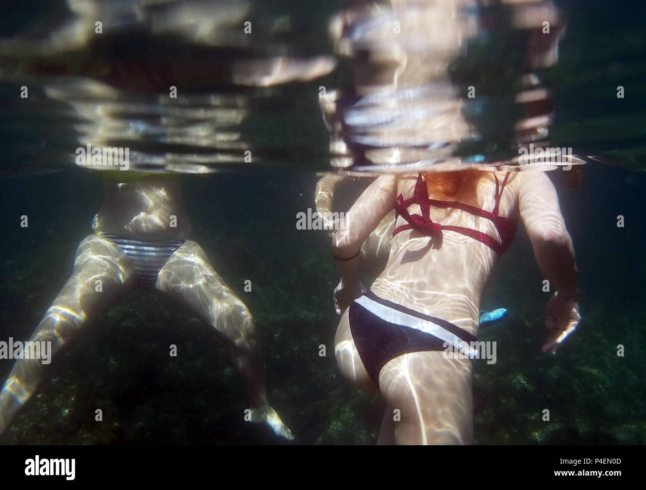 Unterwasseransicht von zwei Frauen schwimmen im Ozean Stockfoto