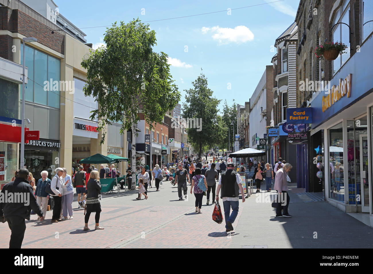 Shopper in Sutton High Street, South London Stockfoto