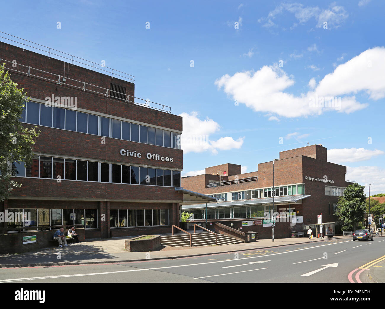 Sutton Civic Offices und Hochschule von Lernen für Erwachsene auf St Nicholas, South London, UK. Stockfoto