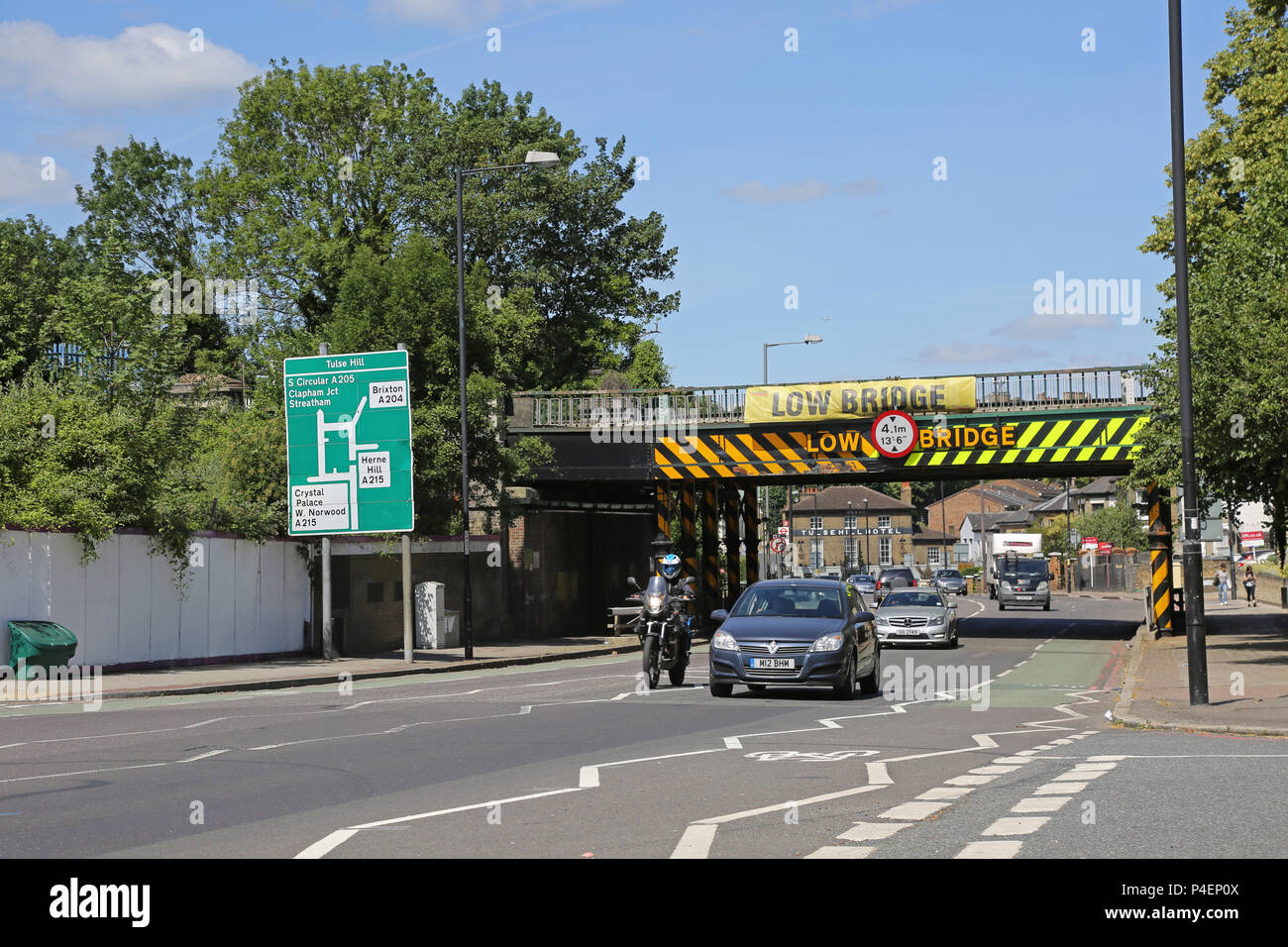 Niedrige Eisenbahnbrücke auf der Londoner South Circular Road in Tulse Hill, Großbritannien. Ein notorischer Gefährdung für hohe Fahrzeuge - einschließlich Busse. Stockfoto