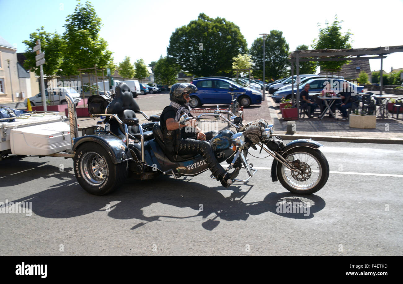 Trike Motorrad mit Anhänger im Dorf Roézé-sur-Sarthe, Pays-de-la-Loire in Frankreich. Stockfoto