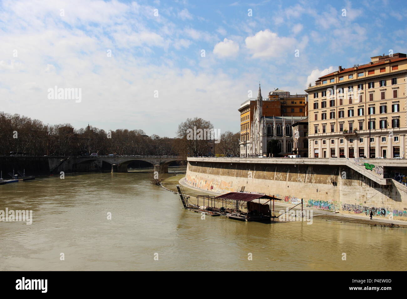 Blick von der Brücke Ponte Cavour des Tiber die französische gotische Kirche Gehäuse das Museo delle Anime del Purgatorio Stockfoto